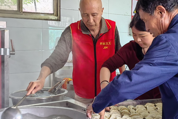 开封市义工协会开展迎五一慰问乡村敬老院活动