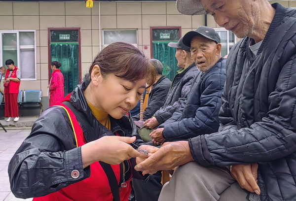 开封市义工协会开展迎五一慰问乡村敬老院活动