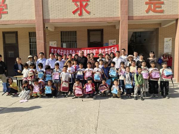 农工党开封市委会携手义工协会慰问乡村小学